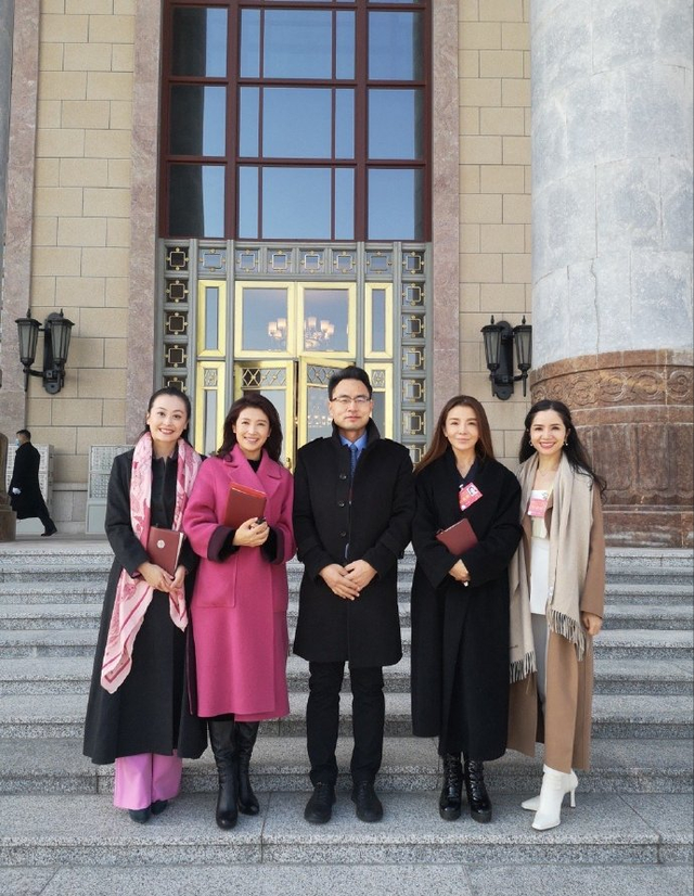 |众星庆文代会圆满闭幕！章子怡秦海璐首露面，68岁关牧村短发亮眼