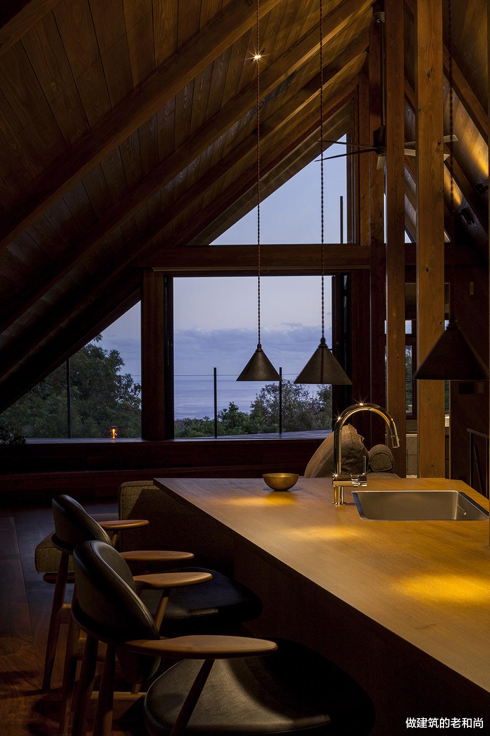 坐落在悬崖边的住宅:透过树林,欣赏远处的海景