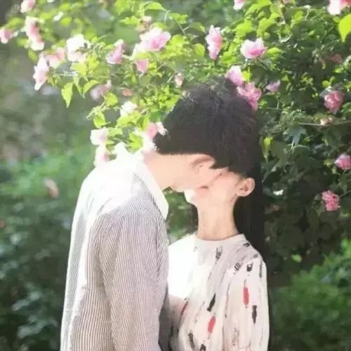 母婴育儿宝 “超美新娘”怀抱婴儿举行婚礼，孩子身份揭晓后，网友感动落泪