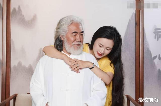 最炫前沿 67岁张纪中娇妻真好看,身穿黄袍古典有韵味,气质胜过女明星