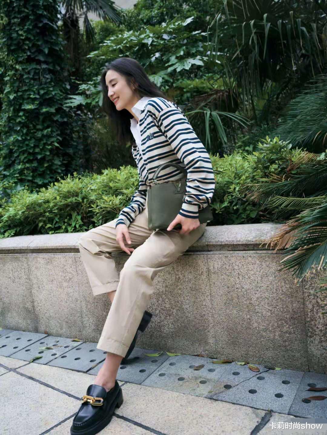 卡莉时尚show|宋佳街头风都能驾驭，慵懒造型看着有小女孩范，完全不像40岁