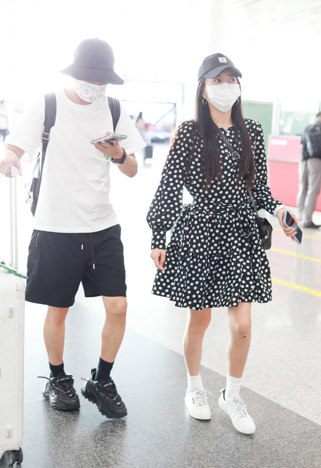 BiuFashion|包贝尔小两口也太亲密了,机场也不忘拥抱,两人穿着还挺接地气