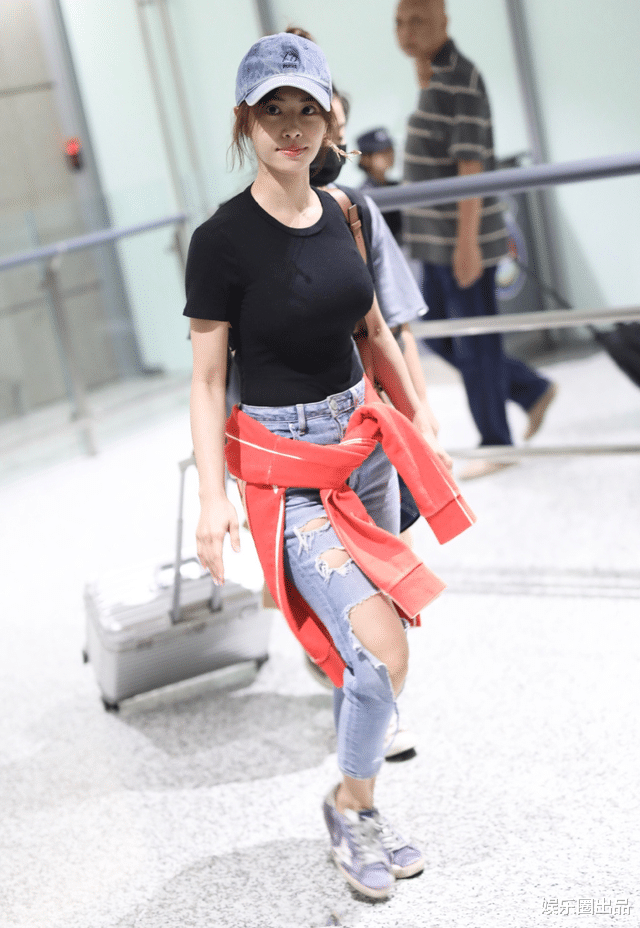 张艺兴|40岁蔡依林走机场，穿小码短袖身形饱满，侧身状态不像80后