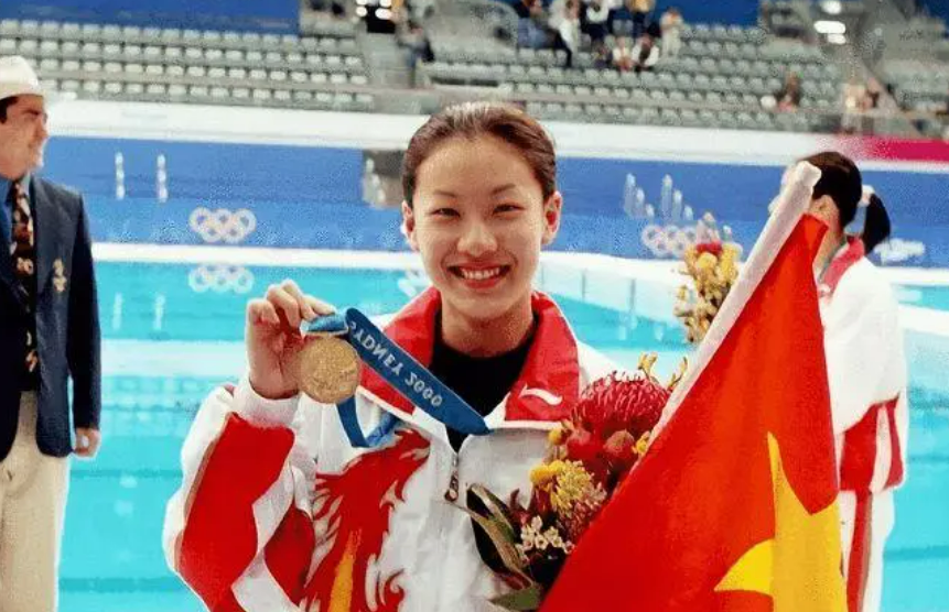 伏明霞|伏明霞:嫁给富豪后,不忘老家的穷亲戚,3个女儿很幸福