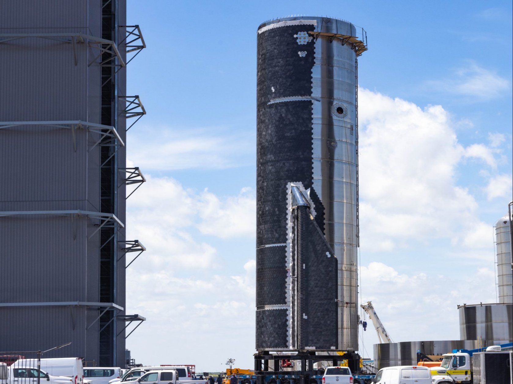 SpaceX SpaceX将超重型助推器运往发射台，进行星际飞船轨道飞行前的准备