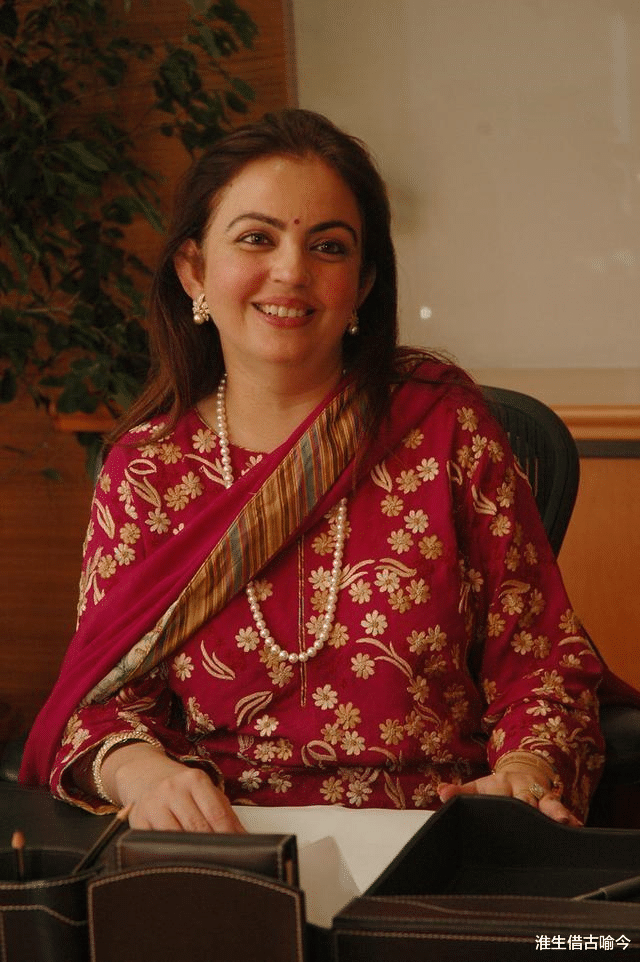 印度 印度首富之妻一脸旺夫相，帮丈夫争遗产，穿粉裙扮嫩鼻子挂祖母绿