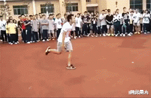 神武星人|“美女真是腿长任性，穿成这样太容易让人误会了，真尴尬！”哈哈哈哈
