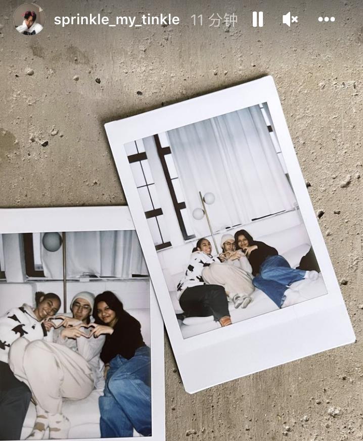 伊能静|伊能静儿子晒近照，和两个女生在床头比爱心，三人相互依偎似闺蜜