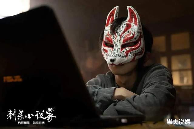 张艺兴|网友澳门偶遇张艺兴，短裤短发花衬衫，路人装扮与街舞形象大不同