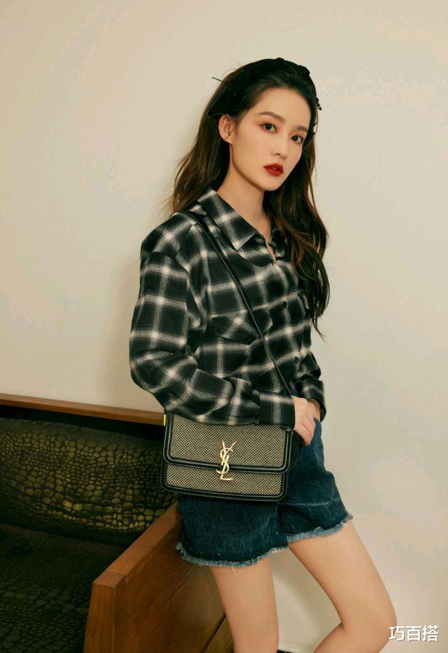 巧百搭|初秋穿格纹衬衫很流行!李沁穿搭精致有气质,意外暴露出好衣品