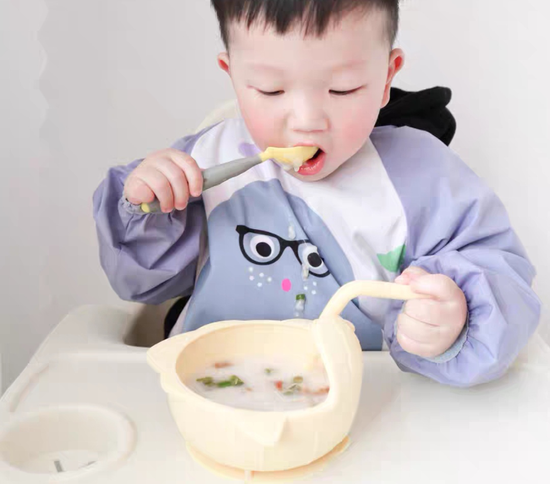 福林妈咪|餐椅搬到卫生间，吃完直接用水冲！娃吃一顿饭能把自己弄多脏？