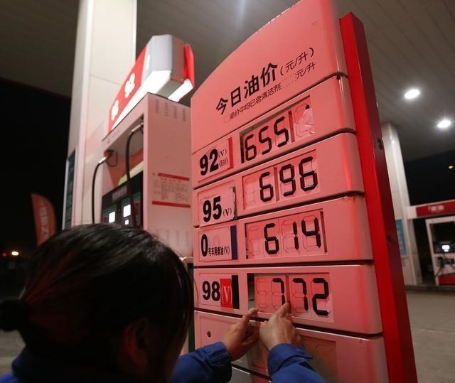 油价 油价调整再跌5元,今天5月25日,加油站92、95号汽油最新价