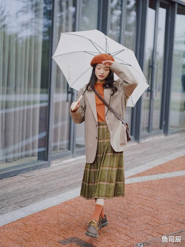 鱼司辰|秋天太适合穿大地色了，大衣搭配直筒裤气质又高级，太喜欢了