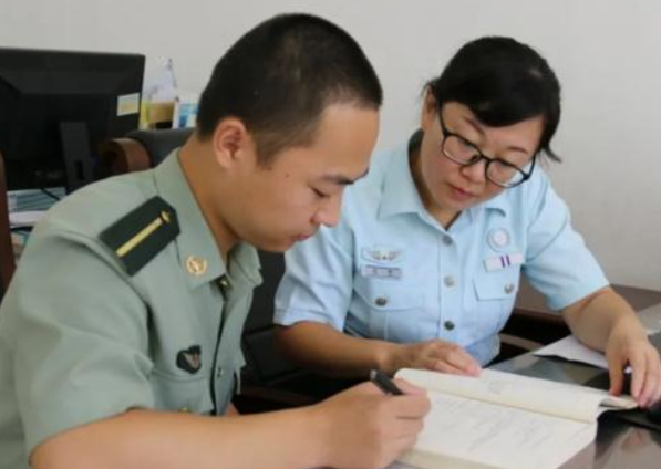 文职|军队文职大规模招聘，六险二金待遇好，这类考生更容易上岸