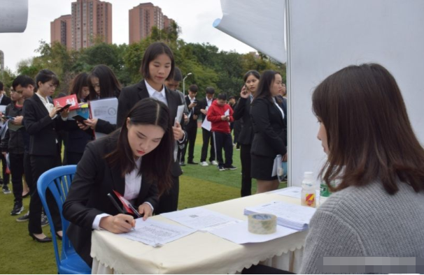 考研|“抱歉,我们只看第一学历”,985硕士面试被拒,考研无用了?