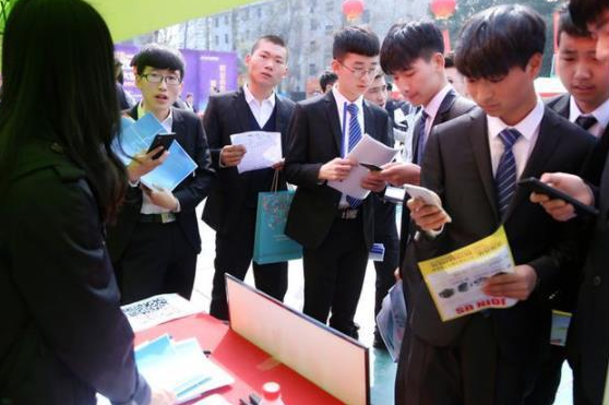 李念|面前5位领导，可你只有4杯水，大国企的面试题怎样回答为好