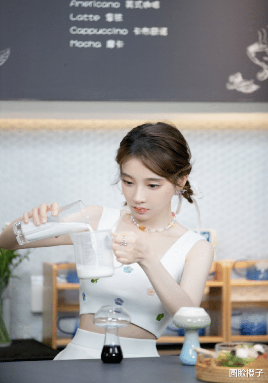 冯提莫|冯提莫是大眼萌妹代言人吧！娃娃领连衣裙搭配双马尾，越看越美