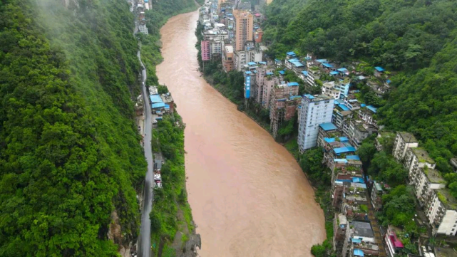 巴中 云南2个“一线城市”:一个建在峡谷,一个坐落在山顶