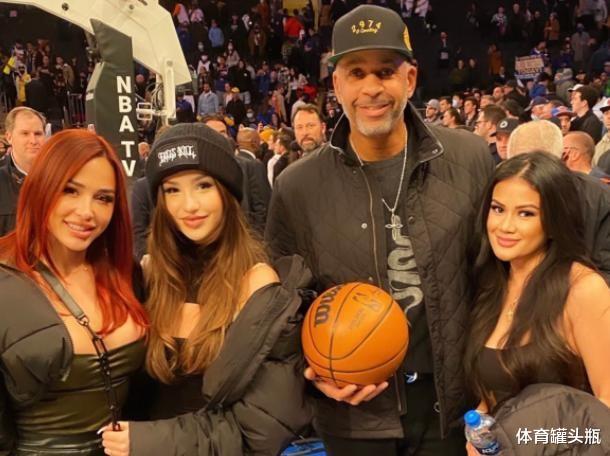 关悦|库里父亲离婚后看儿子比赛，身边美女环绕，如今单身生活太滋润