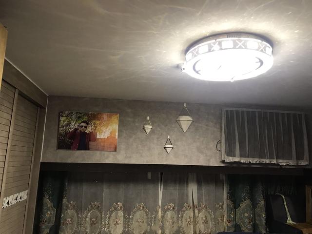 夫妻两人买下了复式公寓,楼上小三房的格局略压抑,层高是个败笔