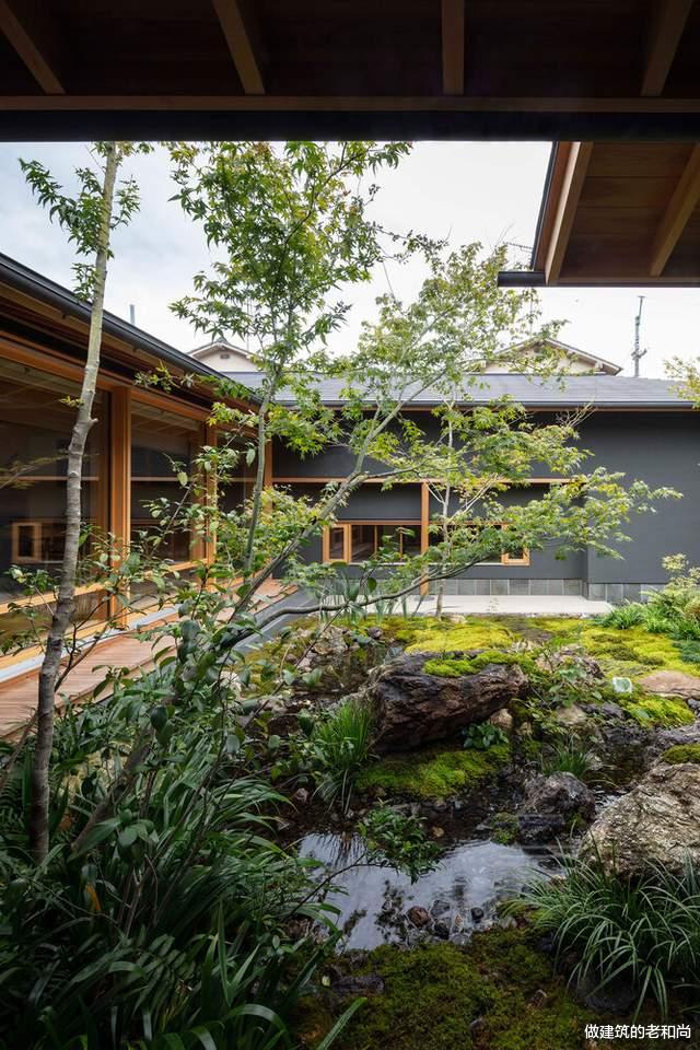 200㎡的日式住宅:以木为材,围绕一个流水庭院组织空间