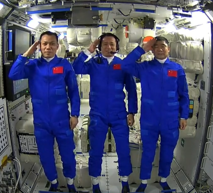 航天员 3名航天员离开空间站前敬礼致谢