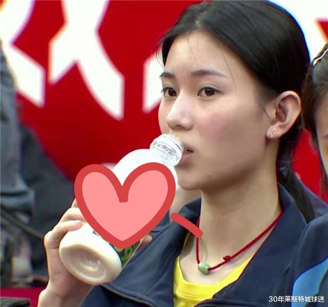 奥巴梅扬|国乒队花人美心善！帮孙颖莎推箱任劳任怨，白发主帅太累走路不稳