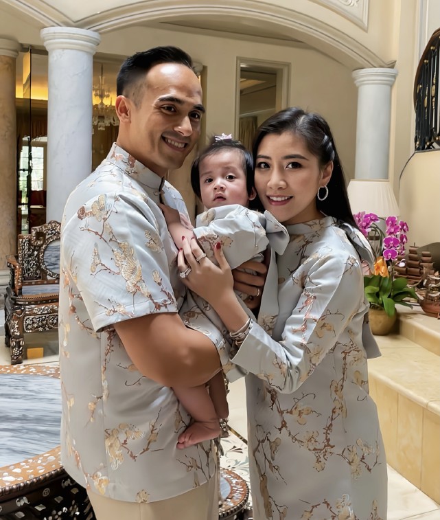 朱丽倩|朱丽倩表妹陈雪玲晒全家合影，全家穿旗袍唐装有年味，比姐姐高调