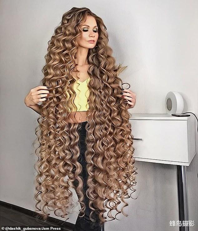 金针菇|俄罗斯女孩17年没剪头发,活成现实版长发公主,保养一次要半天