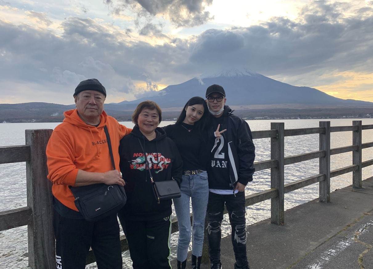 宣云|潘玮柏携娇妻看画展，宣云双手遮肚被疑怀孕，官宣超一年仍无合照