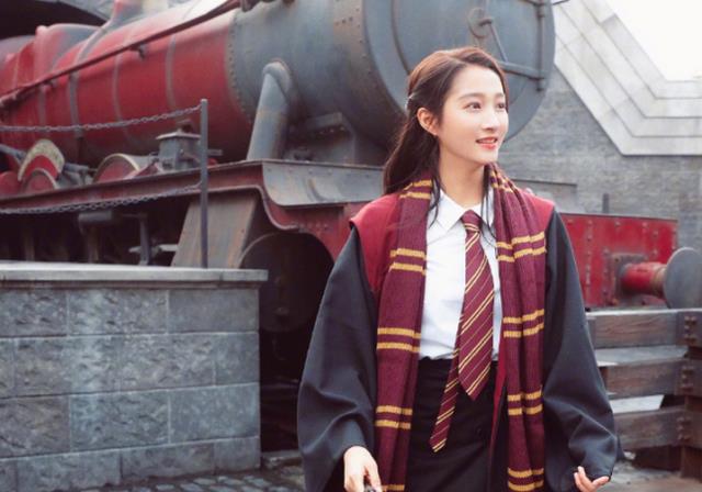 金瀚|关晓彤公开秀恩爱，主动晒男友送的礼物，看清后：是我没见过世面