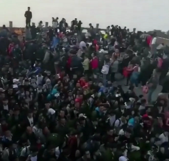 清明节 全是人！清明假期泰山人潮汹涌，游客挤厕所过夜