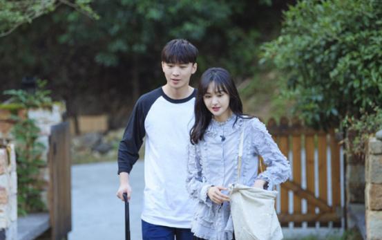 我独坐小窗一盏清茶 郑爽外婆庆生照曝光,现场简陋笑容满面,郑爽要“涅槃重生”了?