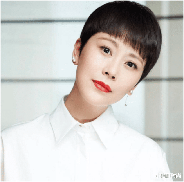 发型 40岁女人头发不要剪太短，这3款发型好看又显气质，太合适过秋了