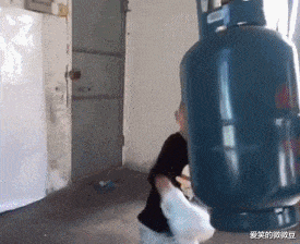  捡到英语老师掉的U盘，她说给600让我归还，我好奇打开...