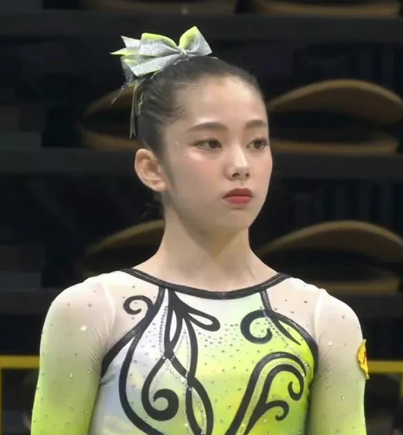 InsDaily 17岁体操界“奇迹少女”夺世界冠军！高颜值惊艳网友：甜到心化了