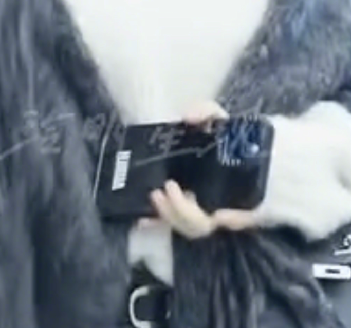 王鸥|王鸥何九华恋情坐实？用情侣手机壳明目张胆，互刻对方名字拼音