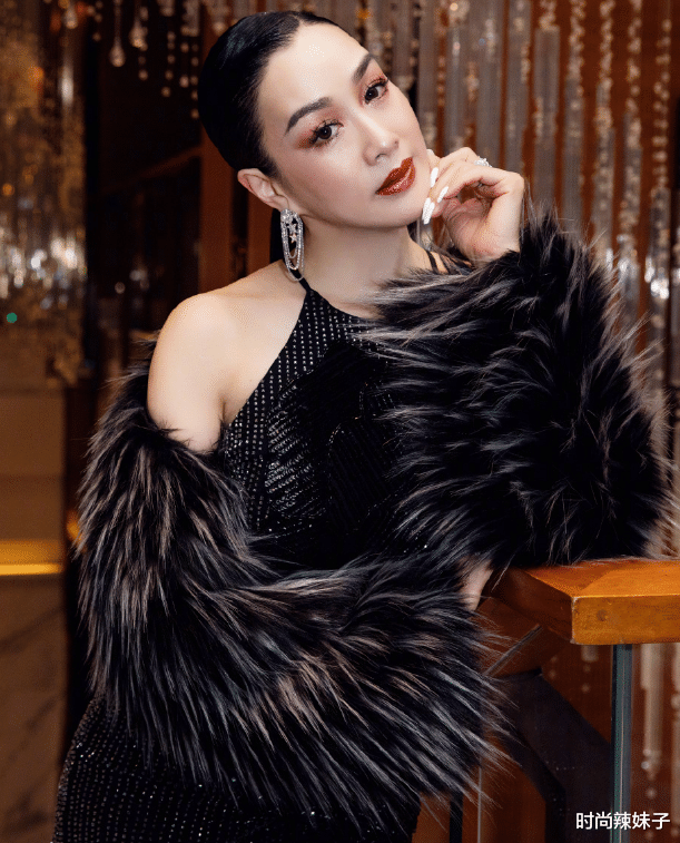 钟丽缇|有谁能比钟丽缇大胆?欧美身材硬塞小码裙,张伦硕为何不管她