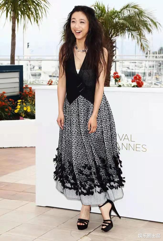 汤唯|汤唯在天台拍大片,穿露肩长裙优雅大气,素颜出镜略显自信