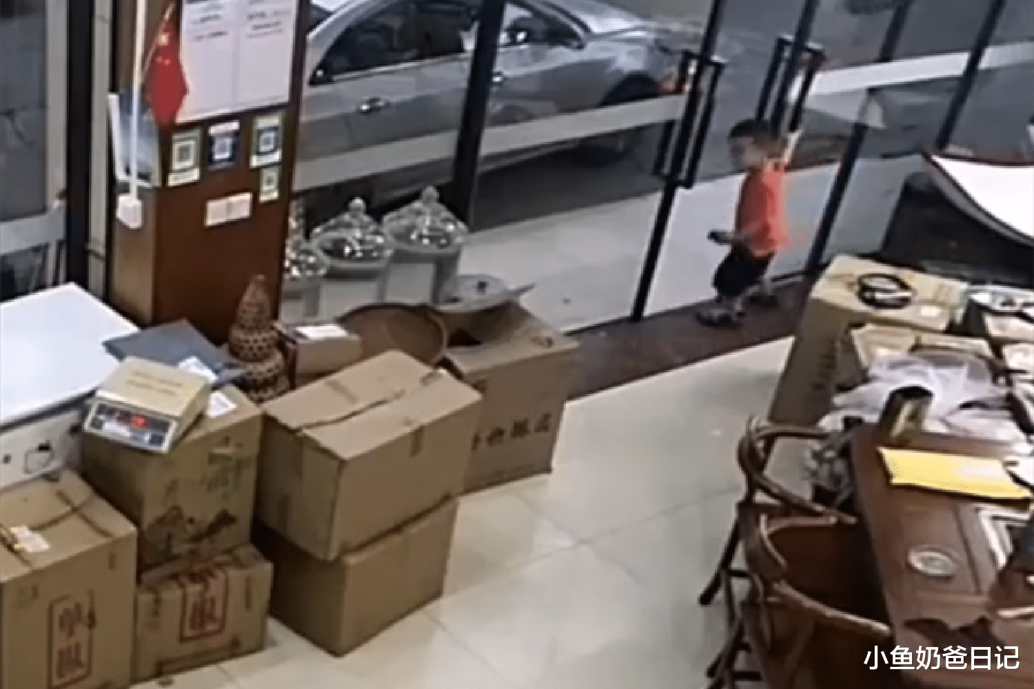 小鱼奶爸日记|广东4岁男孩独自看店，见风雨来临立马收拾关门，什么神仙教育