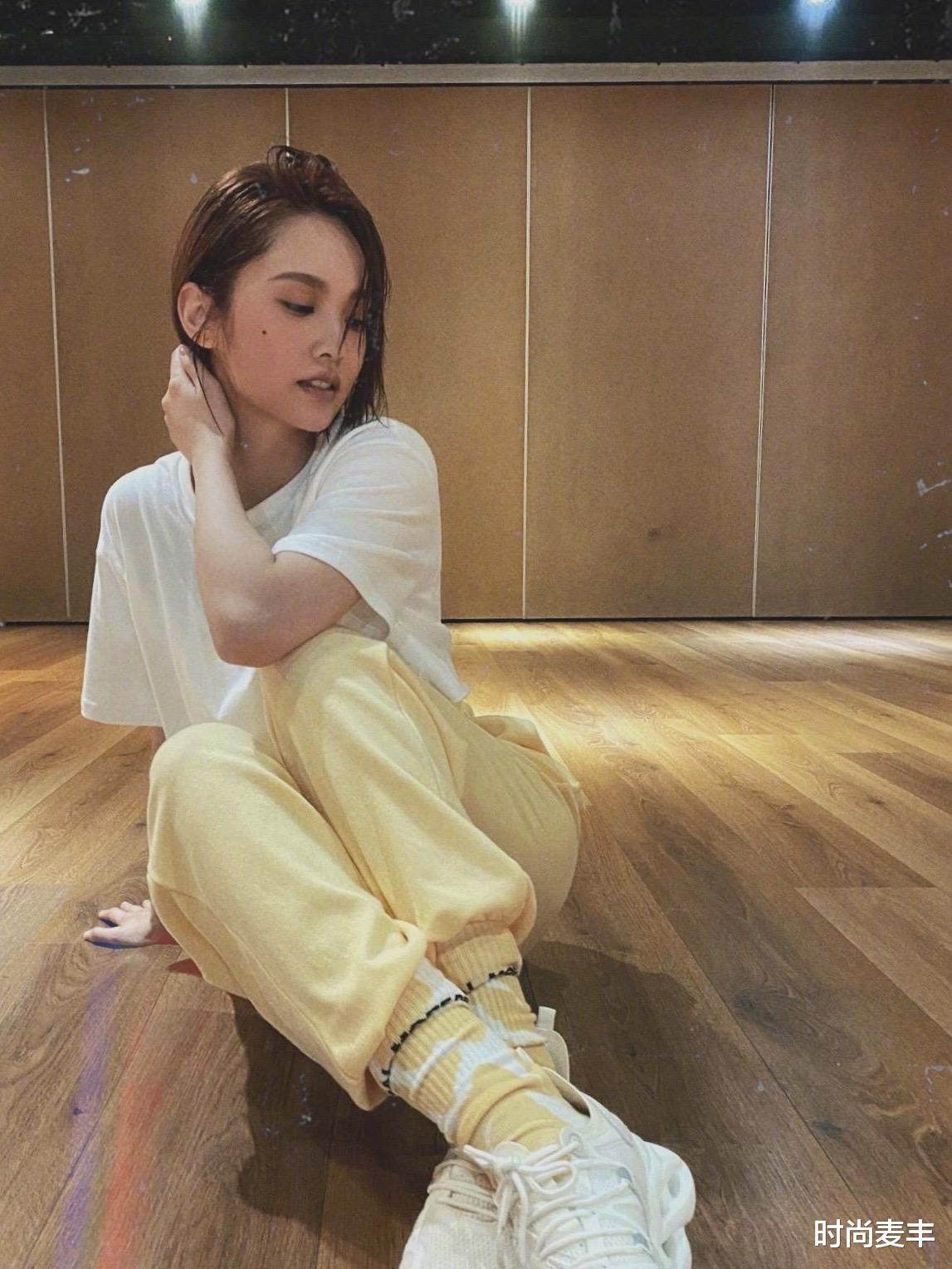 杨丞琳|杨丞琳气质学院风,白色衬衫配牛仔裤,凉鞋配长袜好时尚