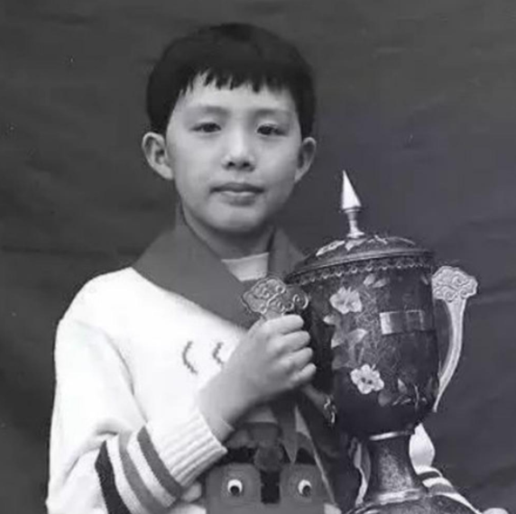 李云迪|李云迪被多家官媒点名，看完教育经历，才知“德不配位”并非偶然