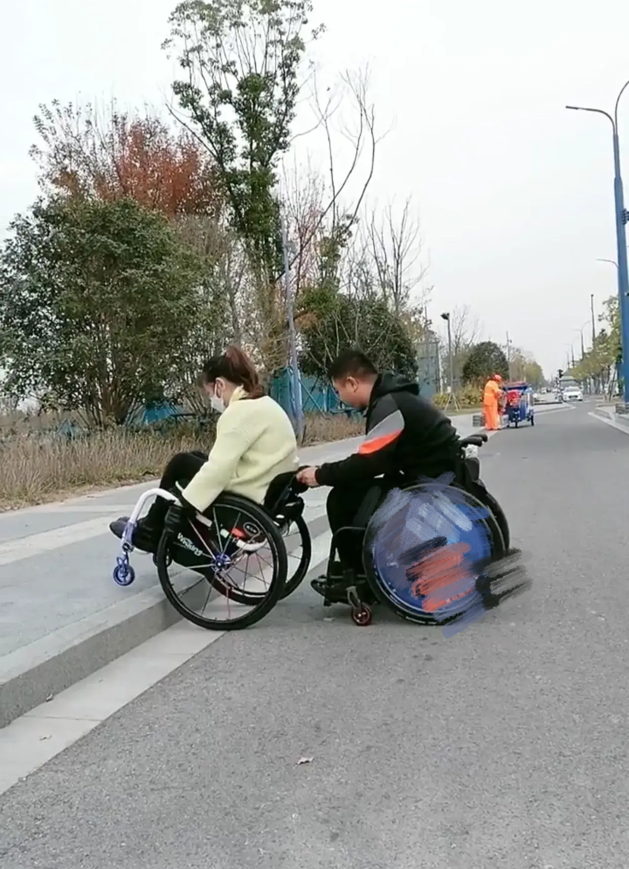 三名残疾人互帮互助走红网络