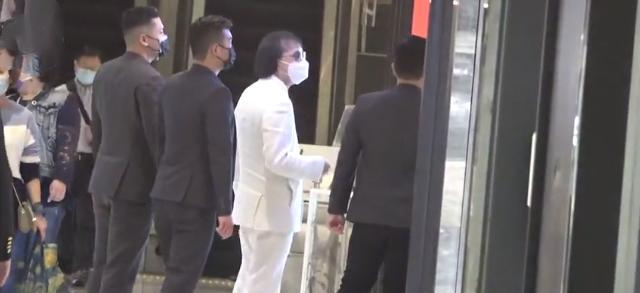辰仔 62岁上海仔获释后仍潇洒，仨保镖陪伴买红酒，经典“冬菇头”再现