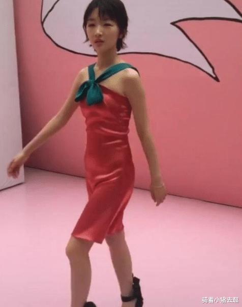 周冬雨|周冬雨参加活动忘开滤镜，看到腿长后，网友：她有多高？