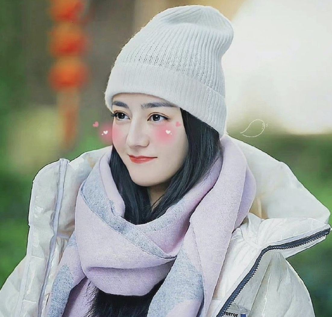 陈晓|迪丽热巴立冬晒自拍，对镜比耶好少女，穿宽松毛衣难挡纤细小蛮腰