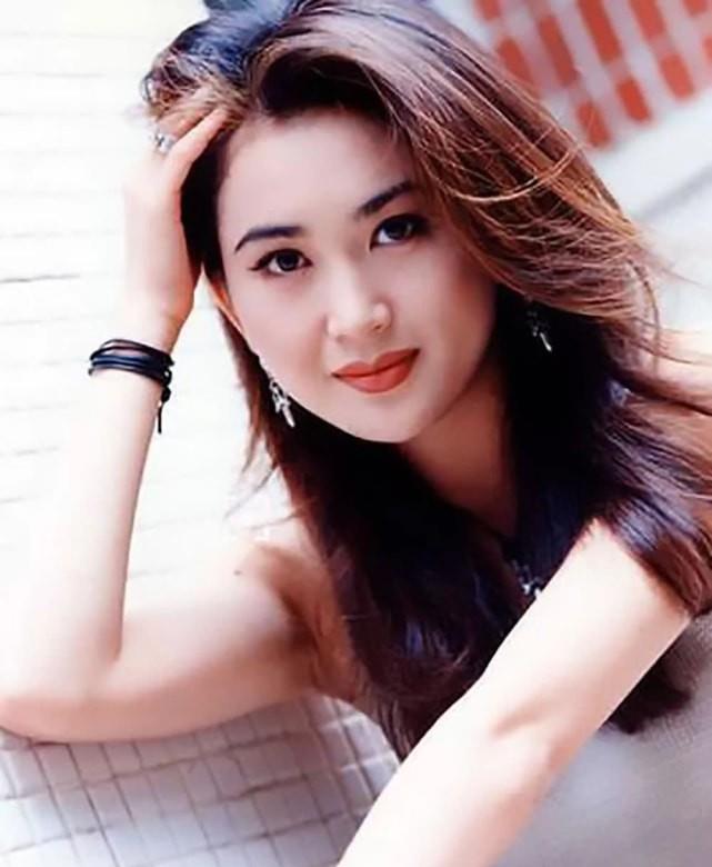 时尚百搭说 女博主称一女星经纪人在直播间喷半瓶香水，该女星此前被网红怼过