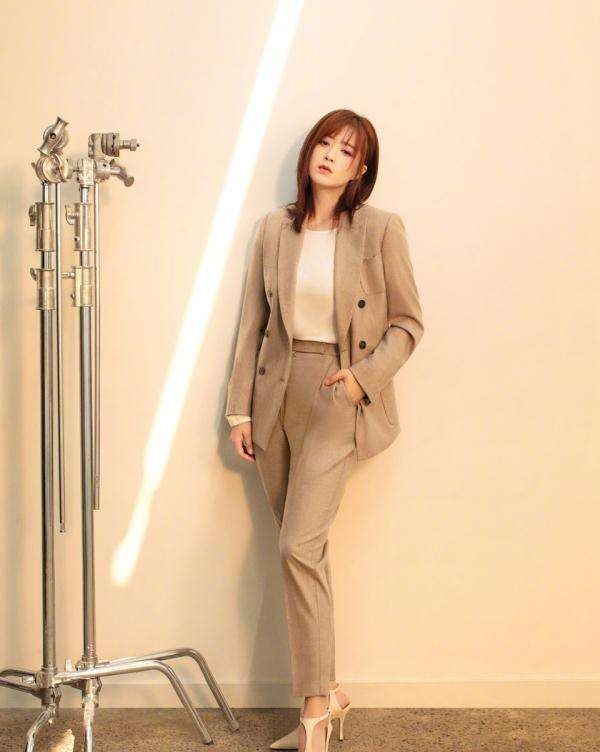 蒋欣|蒋欣看起来一点不像130斤，穿茧型大衣巧藏肉，剪短发嫩成高中生