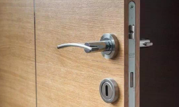 大国将苓 租房惊见地下室，夫妻惊：满屋监控