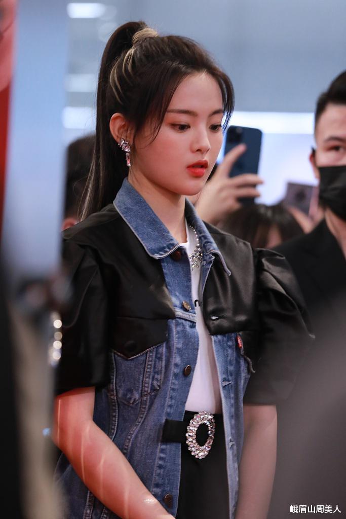 杨超越|被杨超越最新写真美到了，穿水手“制服”配白丝袜，清纯感满满